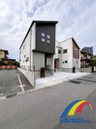 駐車2台可能で、南向きの広々リビング 広々バルコニー付き。
リビング収納、階段下収納、土間収納付き。
脱衣室も広々ゆったり、家事も捗ります。
是非、船橋市で新築一戸建をお探しの方はお気軽にお問い合わせ下さい。
お待ちしております。
外観　同社同等仕様施工例