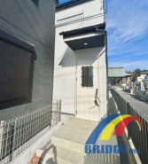 駐車1台可能で、住み心地、利便性の良いエリア。
洋室としても十分に使えるサービスルーム3部屋付き。
小中学校も近く徒歩圏内です。
是非、船橋市内で新築一戸建てをお探しの方はお気軽にお問い合わせください。
社員一同心よりお待ちしております。