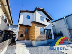 駐車2台可能で、教育施設 公園が近く子育て世代のご家庭に最適。
土間収納、玄関ホール収納、2WIC付き。
吹抜リビングは明るく開放的、便利なカウンターも付いています。
是非、船橋市内で新築一戸建てをお探しの方はお気軽にお問い合わせください。
お待ちしております。