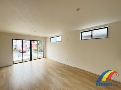 明るく心地よい風が通り抜けるリビング