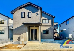 通学、通勤も安心の東葉勝田台駅と勝田台駅の２路線利用可！
駐車場2台完備、大型ウオークインクローゼット付きで収納スペースもたっぷり。
また、全室南向きになっているので明るい邸宅です。
是非、八千代市市内で新築一戸建てをお探しの方はお気軽にお問い合わせください。
社員一同心よりお待ちしております。