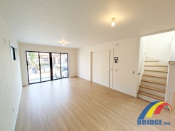 明るく心地よい風が通り抜けるリビング