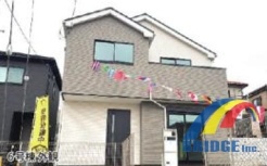 駐車1台可能で、長期優良 断熱 耐震構造の安心3LDK住宅。
教育施設、商業施設も徒歩圏内、お買い物も便利なエリアです。
SIC、パントリーもあり収納にも困らない造りとなっています。
是非、柏市内で新築一戸建てをお探しの方はお気軽にお問い合わせ下さい。
お待ちしております。