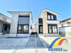 駅まで徒歩６分の好立地。
駐車2台可能で、22帖以上のLDKには吹き抜け仕様で広々とした空間デザイン。
是非、流山市内で新築一戸建てをお探しの方はお気軽にお問い合わせください。
お待ちしております。
※現地外観