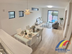 明るく心地よい風が通り抜けるリビング
同社同等仕様施工例