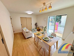 明るく心地よい風が通り抜けるリビング
同社同等仕様施工例