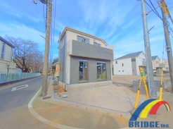 E号棟 駐車2台可能で、南向きの陽光暖かなお住まい
WIC・フリースペース・ホール収納付きでお荷物スッキリ
2部屋行き来出来るワイドバルコニーで、お洗濯物の移動も楽々
是非、松戸市内で新築一戸建てをお探しの方はお気軽にお問い合わせください。
お待ちしております。