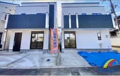 通勤・通学に便利な京成本線菅野駅まで徒歩3分。
駐車1台可、小学校まで徒歩12分、商業施設も徒歩圏内。
また、階段足下灯、大容量のスライド収納、床下収納は２箇所。
是非、市川市内で新築一戸建てをお探しの方はお気軽にお問い合わせください。
社員一同心よりお待ちしております。