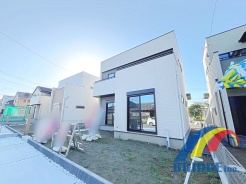 駐車2台可能で、お買物も徒歩圏内 便利な住環境。
また全室南向きで陽当良好。
スッキリ片付くパントリー、玄関ホール収納も付いています。
是非、香取市で新築一戸建をお探しの方はお気軽にお問い合わせ下さい。
お待ちしております。
※同社同等施工例