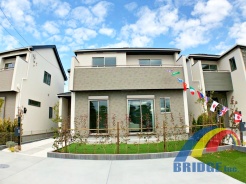 駐車4台可能で、ゆったりスペース。
WIC、2階ホール収納付き。
またストレージルームは書斎または趣味部屋に最適です。
是非、成田市内で新築一戸建てをお探しの方はお気軽にお問い合わせください。
お待ちしております。
同社同等仕様施工例