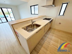 料理をしながらリビング全体を見渡せるカウンターキッチン