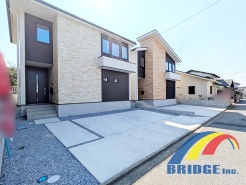 2号棟 駐車2台可能で、南向きのお庭、LDK、バルコニーで気持ちの良い陽光が射し込む邸宅。
2つあるWICにはご家族のお洋服などがスッキリ収納できます。
リビング階段で2階への動線も良いですね！
是非、佐倉市内で新築一戸建てをお探しの方はお気軽にお問い合わせください。
お待ちしております。
2026年3月24日現地撮影