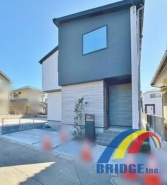 駐車1台可能で、お子さま年配のご家族にも安心のオール電化住宅。
リビング収納、WIC付きです。
教育施設、コンビニも徒歩圏内で利便性の良いエリアです。
是非、船橋市内で新築一戸建をお探しの方はお気軽にお問い合わせ下さい。
お待ちしております。