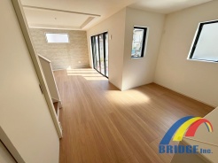 明るく心地よい風が通り抜けるリビング