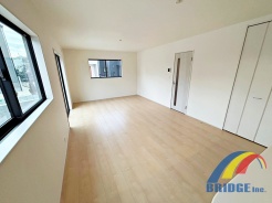 明るく心地よい風が通り抜けるリビング
　