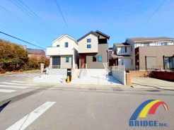 1号棟 前面道路広々な角地で並列駐車2台可
収納豊富でお荷物スッキリな長期優良住宅
教育施設・お買い物施設・病院も徒歩圏内
是非、佐倉市内で新築一戸建てをお探しの方はお気軽にお問い合わせ下さい。
お待ちしております。