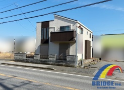 並列駐車2台可能で築13年の美邸。南西向き4LDKの中古住宅です。
近隣商業施設が充実しているエリアで、小中学校までも徒歩６分以内です。
子育て世代に充実したエリアで127号線にも出やすいと住環境です。
※2026年3月7日　現地撮影