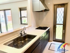 料理をしながらリビング全体を見渡せるカウンターキッチン
同社同等仕様施工例