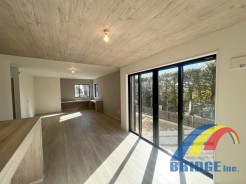 明るく心地よい風が通り抜けるリビング