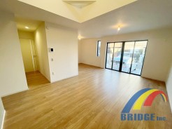 明るく心地よい風が通り抜けるリビング