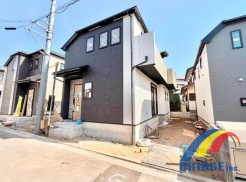 駐車2台可能で、大型のパントリーには食品や日用品などをストックしておけます。
2階の各部屋にも収納をしっかり完備しておりお家の中がスッキリ整いますね♪
教育施設や買い物施設も程近く日々の生活に助かる立地。
是非、市川市内で新築一戸建てをお探しの方はお気軽にお問い合わせください。
お待ちしております。