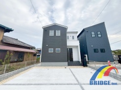 駐車2台可能で、駅も小学校も徒歩圏内 住みやすい環境です。
全室洋室で主寝室には広々WIC付き。
また玄関ホール収納、リビング収納も付いています。
是非、千葉市内で新築一戸建てをお探しの方はお気軽にお問い合わせ下さい。
お待ちしております。
同社同等仕様施工例