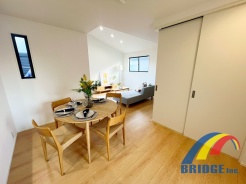 明るく心地よい風が通り抜けるリビング