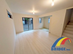 明るく心地よい風が通り抜けるリビング
　