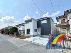 駐車2台可能で、南東向きの広々前面道路 明るい日差しが差し込みます。
玄関ホール収納、SIC、リネンスペース、WIC付きで収納豊富。
周辺環境も充実、住みやすい立地です。
是非、柏市内で新築一戸建てをお探しの方はお気軽にお問い合わせください。
お待ちしております。