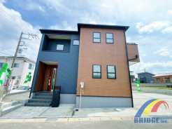 ・・駐車2台可能で、広々バルコニーの邸宅・・
主寝室には広々収納付き、衣類以外もたっぷり収納ができます。
是非、木更津市内で新築一戸建てをお探しの方はお気軽にお問い合わせ下さい。
お待ちしております。
※令和8年4月6日撮影　以下現地写真