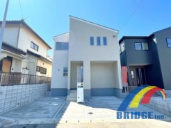 駐車2台可能で、住みやすい閑静な住宅街 安心の長期優良住宅。
手入れもしやすい全室フローリングです。
小物もスッキリ片付くリビング収納、たっぷり収納ができるWIC付き。
是非、千葉市内で新築一戸建てをお探しの方はお気軽にお問い合わせ下さい。
お待ちしております。
