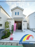 A号棟 駐車2台可能で、天王台駅まで歩いて20分の利便性の良いエリアです。
子育て世代も安心の我孫子第三学校まで徒歩14分。
是非、我孫子市内で新築一戸建てをお探しの方はお気軽にお問い合わせください。
お待ちしております。
同社同等施工例