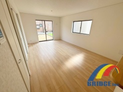 明るく心地よい風が通り抜けるリビング
同社同等仕様施工例