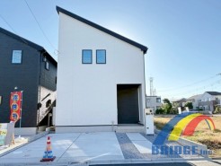 7号棟 駐車2台可能で、長期優良住宅の性能面・機能面の優れた邸宅。
小中学校も近くで子育て世帯も安心なエリア。
是非、佐倉市内で新築一戸建てをお探しの方はお気軽にお問い合わせ下さい。
お待ちしております。
現地外観