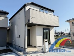 6号棟 駐車2台可能で、長期優良住宅の性能面・機能面の優れた邸宅。
小中学校も近くで子育て世帯も安心なエリア。
是非、佐倉市内で新築一戸建てをお探しの方はお気軽にお問い合わせ下さい。
お待ちしております。
現地外観