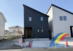 5号棟 駐車2台可能で、長期優良住宅の性能面・機能面の優れた邸宅。
小中学校も近くで子育て世帯も安心なエリア。
是非、佐倉市内で新築一戸建てをお探しの方はお気軽にお問い合わせ下さい。
お待ちしております。
現地外観