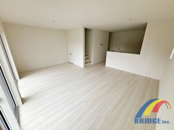 明るく心地よい風が通り抜けるリビング
同社同等仕様施工例