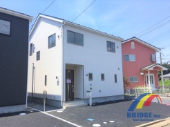 南西向きで明るい陽光が射し込む邸宅です。
駅まで徒歩24分で利便性。2階は4部屋で家族でそれぞれの部屋を持てます。是非、船橋市内で新築一戸建てをお探しの方はお気軽にお問い合わせください。
同社同等仕様施工例