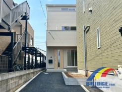 南東向きで明るい陽光が射し込む邸宅です。
船橋駅まで徒歩24分で利便性。近年再開発が進んでいる船橋駅周辺で、小中学校までも歩いて5以内です。
是非、船橋市内で新築一戸建てをお探しの方はお気軽にお問い合わせください。
お待ちしております。
外観写真