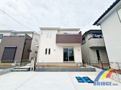 駐車2台可能で、周辺の買い物施設が充実しており日々のお買い物に助かる立地。
陽光のいい南向きで暖かな住まいとなっております。
是非、我孫子市で新築一戸建をお探しの方はお気軽にお問い合わせ下さい。
お待ちしております。
※同社同等仕様施工例