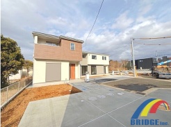 1号棟 街並み綺麗な分譲地で全棟敷地広々49坪以上
駅徒歩圏内で全棟駐車2台可能の長期優良住宅
WIC・リビング収納・ホール収納付きでお荷物スッキリ
スーパー・コンビニなども徒歩圏内で住環境充実
是非、千葉市緑区内で新築一戸建てをお探しの方はお気軽にお問い合わせ下さい。
お待ちしております。