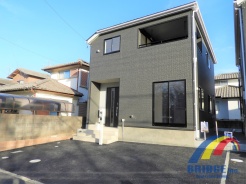 １号棟 南向きの陽光暖かな4LDKで駐車１台可能
寛げる和室は来客用やお子様の遊び場など用途様々
各居室収納付きで季節物やご家族のお荷物もスッキリ
小学校徒歩5分でお子様の通学も安心
是非、千葉市内で新築一戸建てをお探しの方はお気軽にお問い合わせください。
お待ちしております。