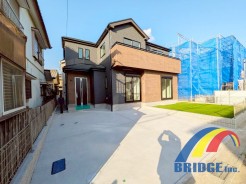 駐車3台可能で、広々敷地でゆったり駐車ができます。
全室南向きで陽当良好。
スッキリ片付くパントリー、2階ホール収納が付いています。
是非、千葉市内で新築一戸建てをお探しの方はお気軽にお問い合わせください。
お待ちしております。
2026年4月14日現地撮影