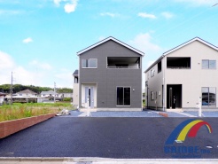 7号棟 綺麗な大街並みの型分譲地
敷地広々76坪以上で駐車2台可能
寛げる和室は来客用やお子様の遊び場など用途様々
豊富な収納があり、季節ものやご家族のお荷物スッキリ
是非、富里市内で新築一戸建てをお探しの方はお気軽にお問い合わせください。
お待ちしております。
※同社同等施工例