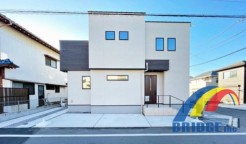 駐車2台可能で、便利な収納が多数完備。
フリースペース、カウンター、たっぷり収納ファミリークローク付です。
またバルコニーは3帖と広々南向きで陽当良好です。
内覧をご希望の方は是非当社までお問い合わせください。
お待ちしております。