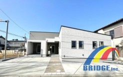 駐車2台可能で、広々敷地 収納豊富な平屋建。
パントリー、SIC、WIC付き。
開放的な南向き角地で好立地です。
船橋市内で内覧をご希望の方は是非当社までお問い合わせください。
お待ちしております。