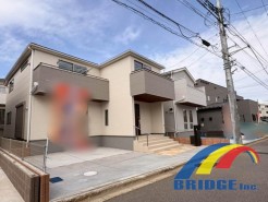 1号棟 駐車2台可能で、陽当良好 南向きの2面バルコニー付き。
パウダールーム、SC、2階ホール収納も完備。
生活利便施設が徒歩圏内で、長期優良住宅で安心のお住まい。
是非、船橋市内で新築一戸建てをお探しの方はお気軽にお問い合わせ下さい。
お待ちしております。