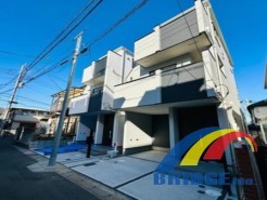 駐車可能で、前原駅まで徒歩5分 利便性の良いエリアです。
陽当良好の明るい2階リビング。
また2階3階に南向きのバルコニー完備。
是非、船橋市内で新築一戸建てをお探しの方はお気軽にお問い合わせください。
社員一同心よりお待ちしております。
