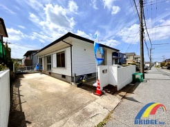 平屋建ての駐車2台可能で内外装リフォーム予定
幅広い世帯に嬉しい使い勝手の良い間取りと住環境
設備も一新され、入居後の負担や不安がなく生活できます
ぜひ一度、現地にて住み心地をご体感ください。
社員一同心よりお問い合わせお待ちしております。