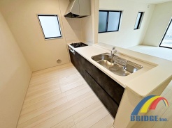 料理をしながらリビング全体を見渡せるカウンターキッチン